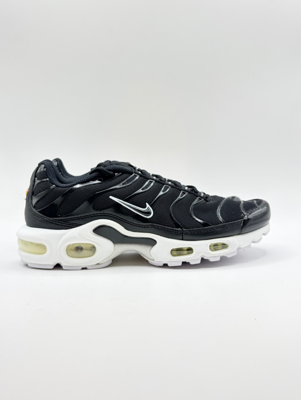 Nike Air Max Plus Tn Black and White Sneakers Size 6.5 US‎